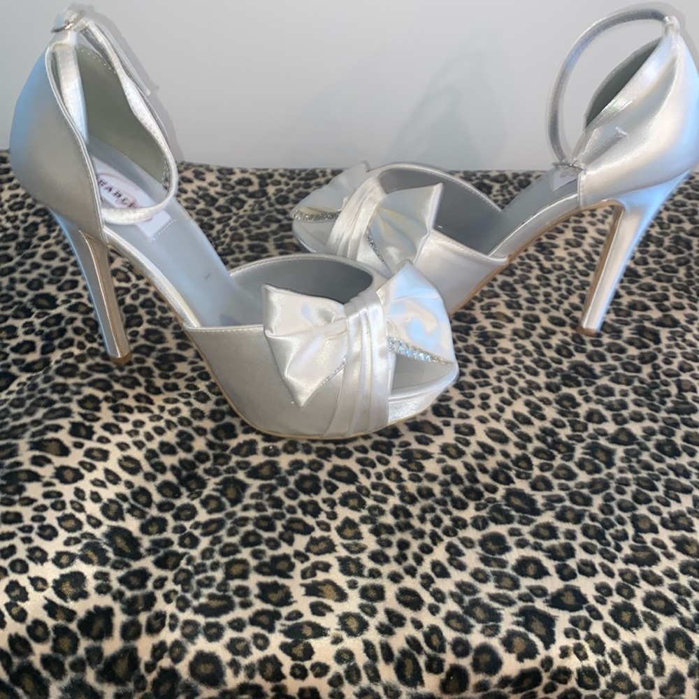White satin platform sandal size 8M. Adorned with rhinestone bow